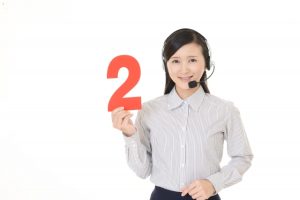 ２を表示する女性